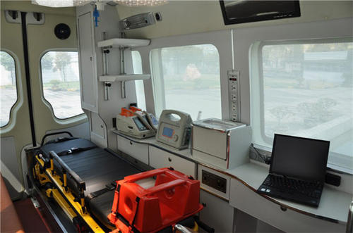 龙胜救护车内部